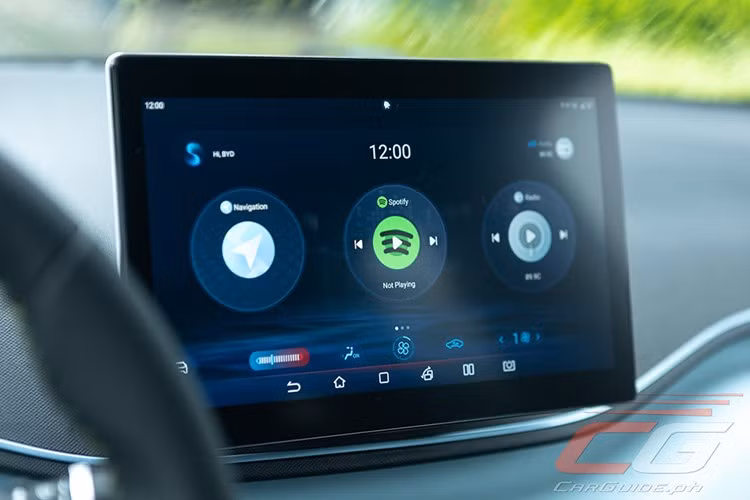 Tất cả phiên bản đều có 6 túi khí cùng hệ thống chiếu sáng, còi và điều hòa được nâng cấp. Phiên bản cao cấp còn có thêm bộ 3 camera của gói hỗ trợ lái God’s Eye C.