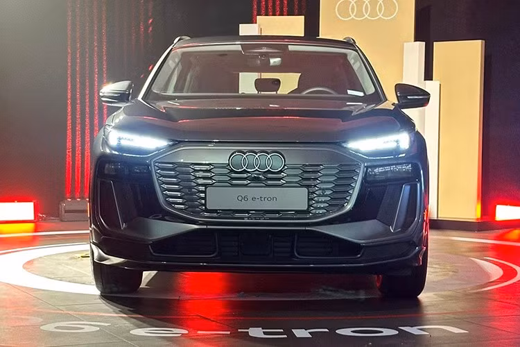 Audi Q6 e-tron sở hữu tỷ lệ hoàn hảo là bước phát triển tiếp theo trong ngôn ngữ thiết kế e-tron đặc trưng của Audi. Thân xe là sự kết hợp hài hòa giữa những đường cong mềm mại và các đường gân dập nổi sắc sảo, tạo nên hiệu ứng dải bóng đổ sống động ngay cả khi xe đứng yên.