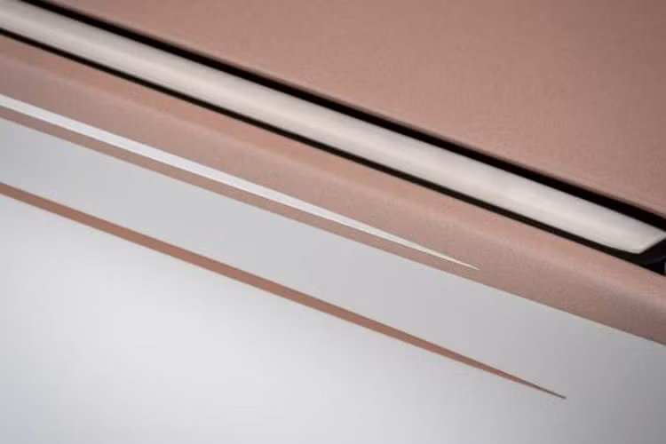 Phantom Dentelle được trang bị bộ mâm 22-inch đánh bóng toàn phần với phần nắp mâm cùng màu với thân xe, viền nhẹ bởi màu trắng Arctic White.