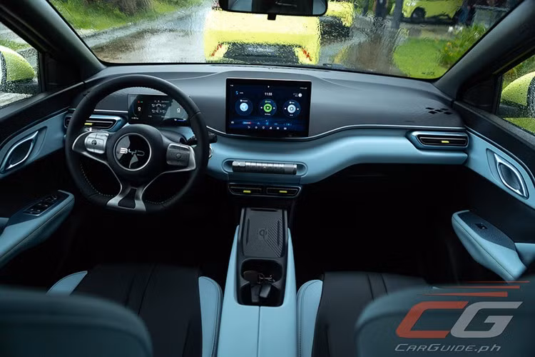 Trong khi đó, nội thất có thêm thêm cách phối màu mới là hồng - đen. Hàng ghế trước được trang bị sẵn cổng sạc USB Type-A và Type-C, trong đó cổng Type-C có công suất lên đến 60 W. Tất cả các phiên bản đều có tính năng tự động bật/tắt nguồn.