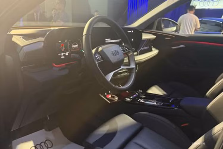 Audi lần đầu tiên trang bị hệ thống màn hình OLED tiên tiến trên mẫu xe này, bao gồm: Màn hình kỹ thuật số Audi Virtual Cockpit plus 11,9-inch và màn hình trung tâm MMI 14,5-inch. Kết hợp với màn hình MMI phụ 10,9-inch dành cho hành khách phía trước, hệ thống này cho phép tách biệt chức năng điều hướng và giải trí trên xe một cách rõ ràng.