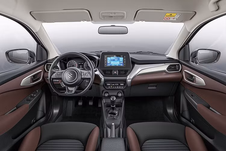 Khi ra mắt Việt Nam, Suzuki Fronx trở thành đối thủ của Toyota Raize, Hyundai Venue, KIA Sonet. Xe có kích thước dài x rộng x cao lần lượt là 3.995 x 1.765 x 1.550 mm, phù hợp với nhu cầu lăn bánh trong nội đô.