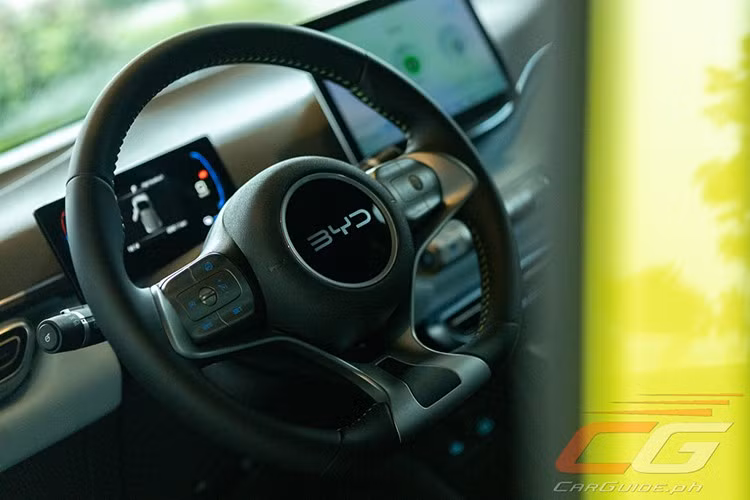 Chưa hết, Seagull Free Edition còn sở hữu màn hình cảm ứng trung tâm 12,8 inch đặt nổi, chạy hệ điều hành DiLink 100 của BYD, hỗ trợ điều khiển bằng giọng nói và kết nối đám mây.