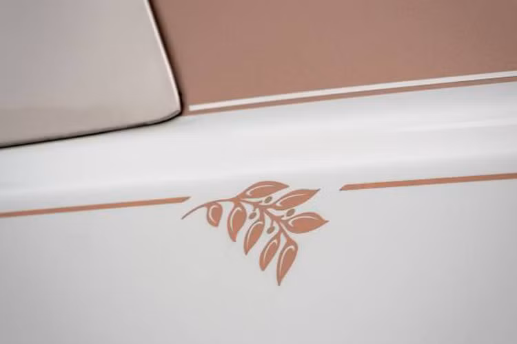 Phantom Dentelle sở hữu lớp sơn ngoại thất với phong cách hai màu đối lập: sắc Crystal phủ trên màu trắng Artic White và sắc Crystal phủ trên màu kem Palais Nemasker Dawn.