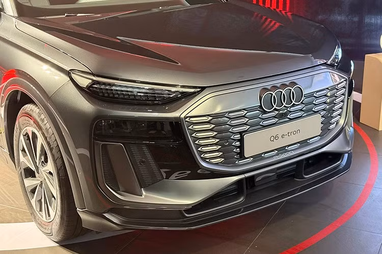 Với cụm đèn phía trước, công nghệ đèn pha LED Matrix mang lại hiệu quả chiếu sáng tựa như ánh sáng ban ngày. Hệ thống này cũng ghi điểm nhờ tiêu thụ ít điện năng, tuổi thọ cao và giúp xe dễ dàng được nhận diện bởi các phương tiện khác. Ngoài ra, chức năng chiếu sáng thích ứng cho phép hệ thống tự điều chỉnh cường độ và hướng chiếu sáng phù hợp với từng tình huống khi lái xe.