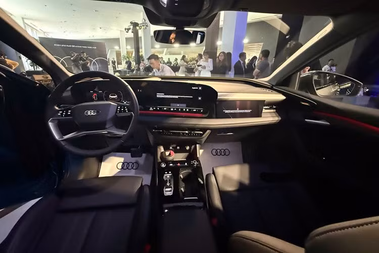 Nội thất của Audi Q6 e-tron được thiết kế tập trung vào nhu cầu của người dùng hơn bao giờ hết. Các bề mặt ốp trên bảng táp-lô được trang bị tiêu chuẩn với sơn màu xám núi lửa hiệu ứng sơn mài.