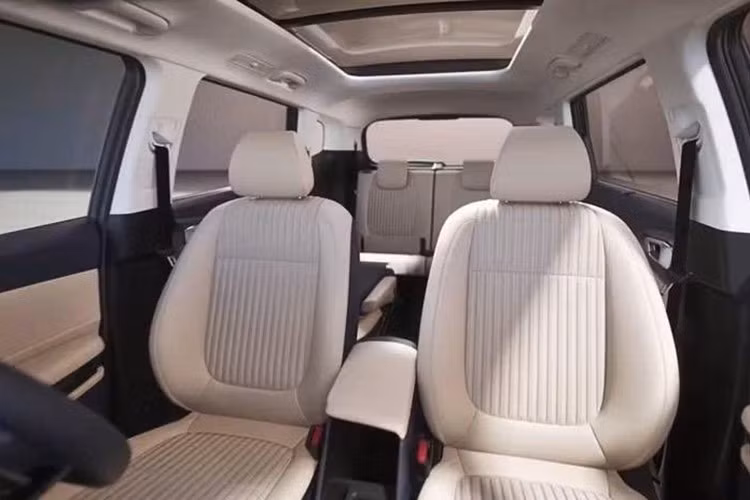 Về an toàn, Carens Clavis EV được trang bị hệ thống hỗ trợ người lái tiên tiến (ADAS) cấp độ 2 với khoảng 20 tính năng, bao gồm ga tự động thông minh, hỗ trợ giữ làn đường, cảnh báo va chạm và phanh khẩn cấp tự động...