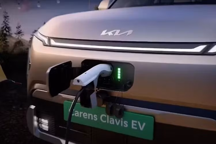 Về thiết kế, Carens Clavis EV vẫn giữ lại dáng vẻ quen thuộc của dòng Carens hiện tại, nhưng được tinh chỉnh nhiều chi tiết mang đặc trưng của xe điện. Cụm đèn LED định vị ban ngày dạng dải nối liền phía trước, đèn hậu LED liền mạch, hốc sạc đặt phía trước, mâm xe tối ưu khí động học và các ốp gầm thể thao là những điểm nhấn đáng chú ý.