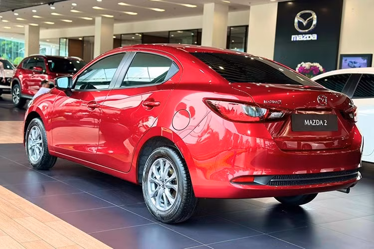 Trong phân khúc sedan hạng B, mẫu xe Mazda2 hiện có mức giá thấp hơn các đối thủ như Toyota Vios, Hyundai Accent và Honda City, nhưng vẫn nhỉnh hơn Mitsubishi Attrage và Kia Soluto.