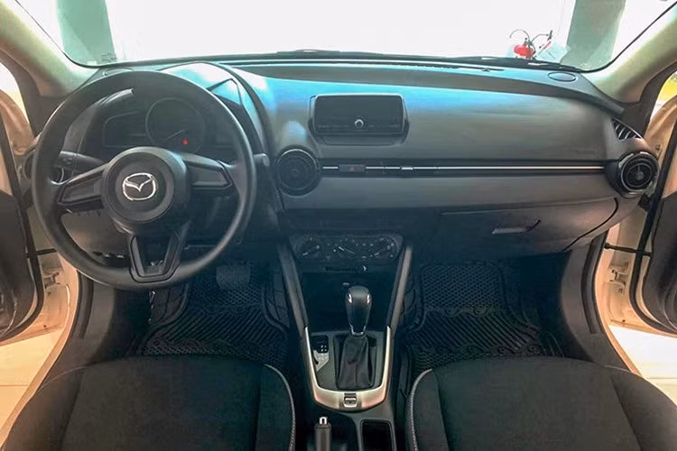 Về mặt doanh số, Mazda2 đã có bước tiến đáng chú ý trong tháng 5 khi lần đầu tiên vượt qua Honda City với 439 xe bán ra, xếp hạng 3 trong phân khúc. Trong khi đó, City chỉ đạt 308 xe.