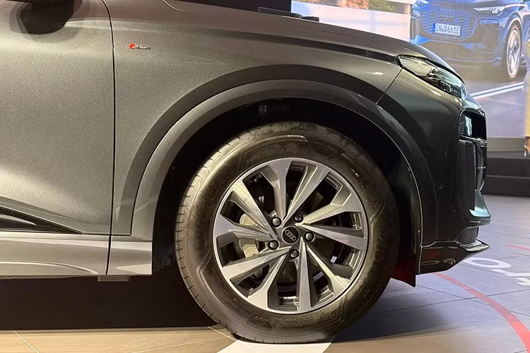 Tỷ lệ gần như hoàn hảo với phần nhô thân xe ngắn và chiều dài cơ sở lớn củng cố triết lý thiết kế của Audi. Phần đuôi xe thuôn gọn năng động, đem tới sự hòa quyện giữa vẻ thanh lịch đậm chất thể thao và phong thái mạnh mẽ. Cấu trúc đuôi xe rộng rãi, đường nét tinh gọn cùng với dải đèn hậu liền mạch, tôn lên dáng vẻ sắc nét, chỉn chu và tự tin đặc trưng của Audi.