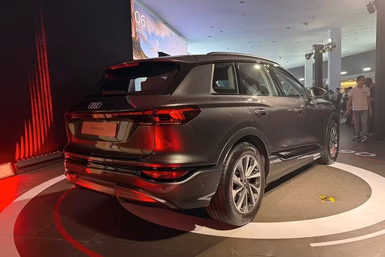 Phần đầu xe dựng thẳng với cụm lưới tản nhiệt Singleframe khép kín và đảo ngược, tuân theo ngôn ngữ thiết kế đặc trưng của các mẫu xe điện Audi. Thiết kế hướng dọc của phần đầu xe giúp tạo ấn tượng mạnh mẽ, tự tin. Khung viền màu bạc selenite hoặc đen bóng cao cấp bao quanh cụm lưới tản nhiệt 3D cùng hốc gió hai bên. Dải đèn định vị ban ngày đặt cao mang đến diện mạo đầy ấn tượng và nổi bật.