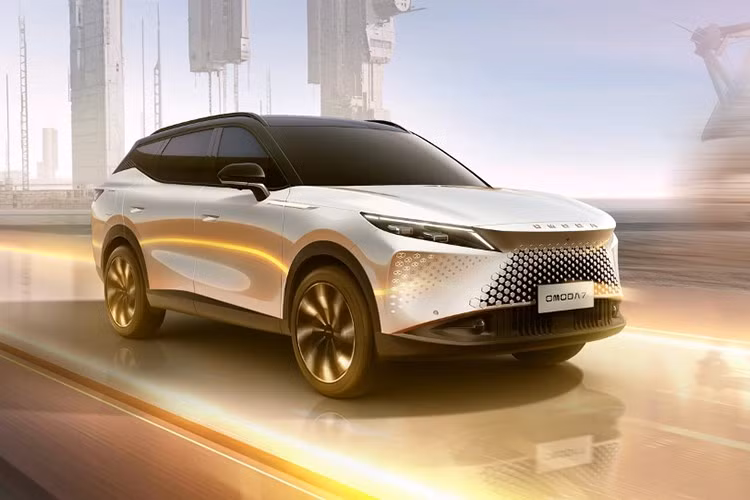 Omoda C7 2025 ﻿Omoda C7 2025 đã ấn lịch ra mắt thị trường vào quý III năm nay, đưa số lượng sản phẩm của thương hiệu tăng lên, mang lại sự lựa chọn tối ưu cho người dùng. Mẫu SUV/crossover cỡ C của Omoda C7 có kích thước dài x rộng x cao tương ứng 4.660 x 1.875 x 1.670 (mm) và trục cơ sở đạt 2.720 mm.