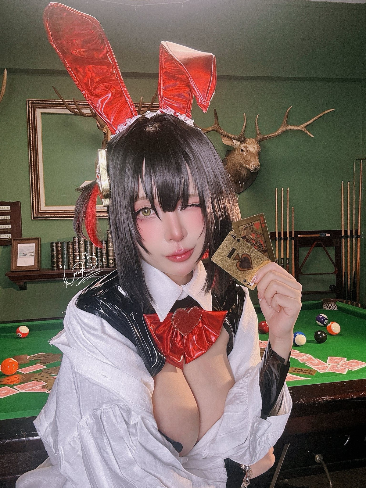 Một số khác lại tỏ ra bất ngờ trước mức độ gợi cảm của bộ trang phục, chẳng khác nào như đang chiêm ngưỡng một trong những tạo hình Noel "nóng" nhất mà họ từng thấy từ một coser Việt.