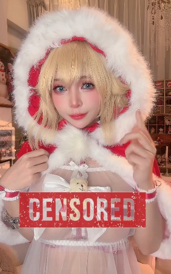 Lấy cảm hứng từ hình tượng "Mrs. Claus" quen thuộc, Umeko J (Phan Ái Như) lựa chọn bộ trang phục đỏ – trắng đặc trưng của mùa lễ hội, đi kèm phần mũ trùm viền lông và phụ kiện mang đậm không khí Giáng Sinh. Tuy nhiên, thay vì phong cách kín đáo, ấm áp thường thấy, nữ coser đã khéo léo “biến tấu” trang phục theo hướng hiện đại và quyến rũ hơn rất nhiều.