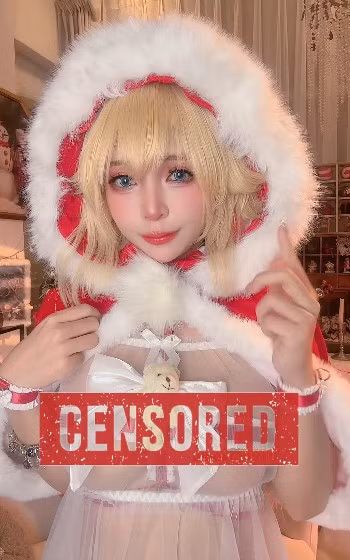 Lấy cảm hứng từ hình tượng "Mrs. Claus" quen thuộc, Umeko J (Phan Ái Như) lựa chọn bộ trang phục đỏ – trắng đặc trưng của mùa lễ hội, đi kèm phần mũ trùm viền lông và phụ kiện mang đậm không khí Giáng Sinh. Tuy nhiên, thay vì phong cách kín đáo, ấm áp thường thấy, nữ coser đã khéo léo “biến tấu” trang phục theo hướng hiện đại và quyến rũ hơn rất nhiều.