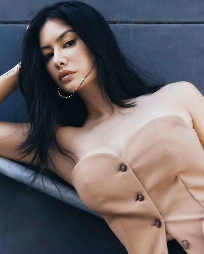 Kim Lee (sinh năm 1988) là DJ, nhà sản xuất âm nhạc và influencer nổi tiếng trên mạng xã hội với hơn 1 triệu người theo dõi.