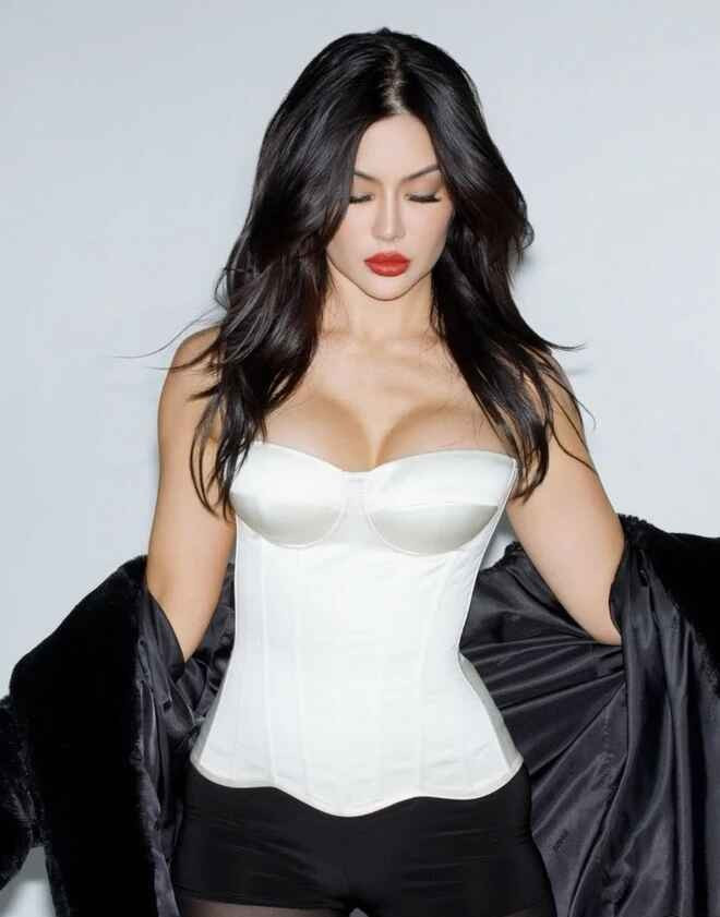 Theo đuổi phong cách gợi cảm, sở hữu vóc dáng cuốn hút cùng làn da nâu khỏe khoắn, Kim Lee khiến nhiều người liên tưởng, so sánh với hình ảnh Kim Kardashian hay Kylie Jenner.