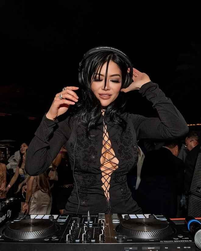 Trước khi trở thành DJ, Kim Lee ra mắt với tư cách người mẫu từ năm 18 tuổi, từng xuất hiện trên nhiều ấn phẩm như Maxim, FHM, Vanity Fair, L'Officiel, GQ, Esquire.
