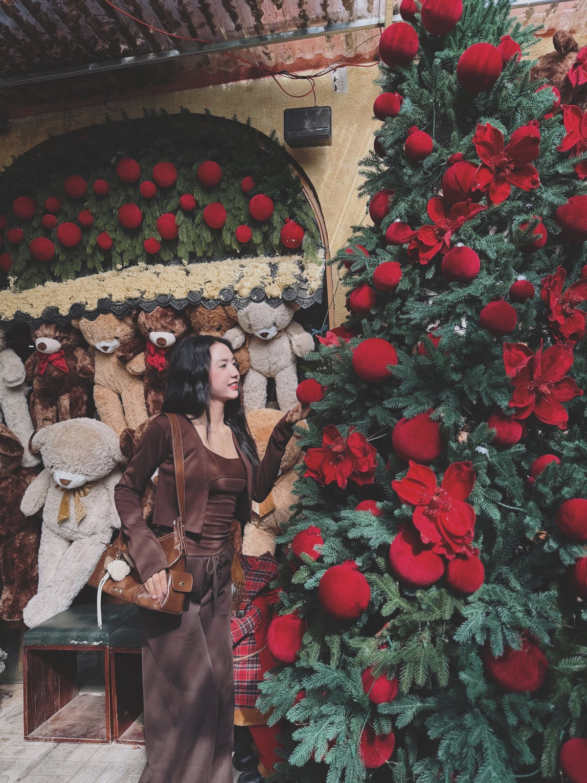 Không chỉ dừng lại ở đó, Trần Thị Duyên còn hài hước đăng ảnh riêng cùng danh hiệu này kèm chú thích "Xin vía", thể hiện sự ngưỡng mộ dành cho thành tích của người bạn đặc biệt.