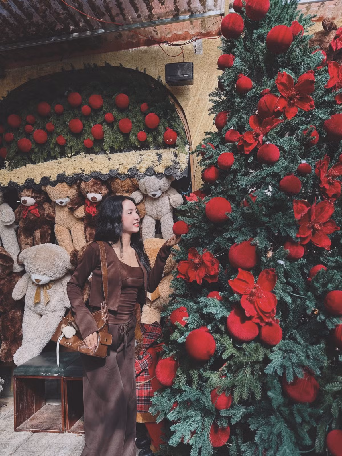 Không chỉ dừng lại ở đó, Trần Thị Duyên còn hài hước đăng ảnh riêng cùng danh hiệu này kèm chú thích "Xin vía", thể hiện sự ngưỡng mộ dành cho thành tích của người bạn đặc biệt.