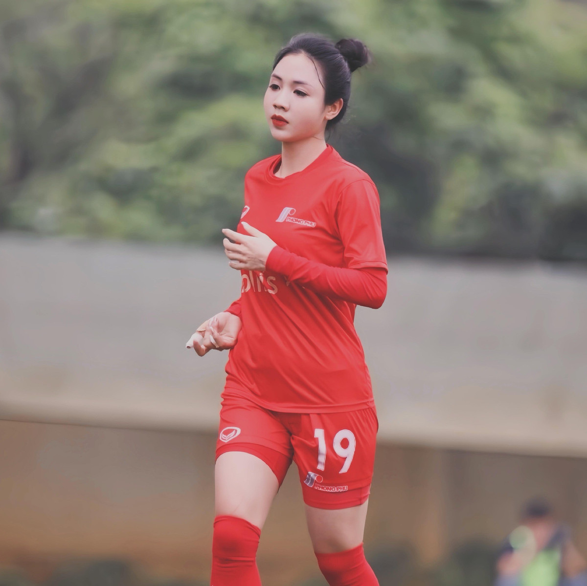 Việc Trần Thị Duyên trực tiếp có mặt tại khán phòng để cổ vũ và chia sẻ niềm vui với Bích Thùy một lần nữa minh chứng cho tình bạn đẹp trong giới cầu thủ, đồng thời tiếp thêm động lực cho các nữ tuyển thủ trước những thử thách mới trong năm 2026.