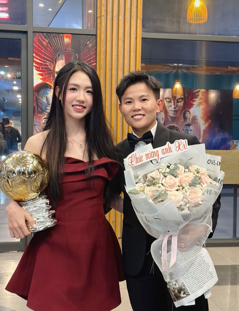 Ngay sau đêm Gala trao giải Quả bóng Vàng Việt Nam 2025 diễn ra tối 26/12 tại TP.HCM, hậu vệ Trần Thị Duyên đã khiến mạng xã hội "dậy sóng" khi đăng tải những khoảnh khắc thân thiết bên tiền vệ Nguyễn Thị Bích Thùy - chủ nhân Quả bóng Vàng nữ 2025.