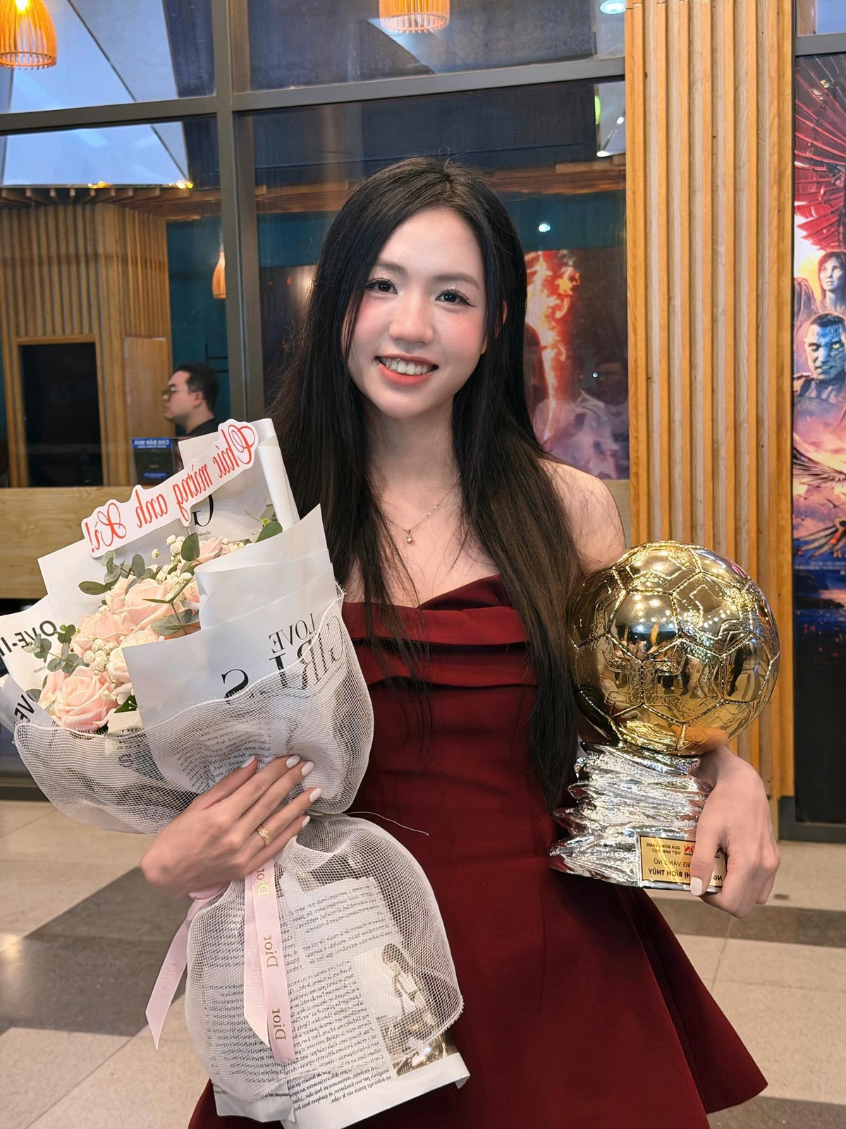 Trên trang cá nhân có hàng trăm nghìn lượt theo dõi, "hot girl" của CLB Phong Phú Hà Nam chia sẻ hình ảnh ôm chặt Bích Thùy cùng chiếc cúp vàng với dòng trạng thái đầy cảm xúc: "Còn gì tuyệt vời hơn. Chúc mừng bạn yêu".