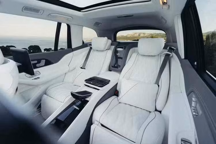 Động cơ V8 sản sinh công suất tối đa 603 mã lực và mô-men xoắn cực đại 850 Nm trong khi mô-tơ ISG bổ sung 23 mã lực. Mức công suất này cao hơn cả Mercedes-AMG GT 63 Coupe vốn mạnh 577 mã lực. Mercedes-Benz cho biết các trục cân bằng giúp triệt tiêu rung động của động cơ, nhờ đó xe vận hành êm ái hơn đồng thời vẫn mạnh mẽ hơn.