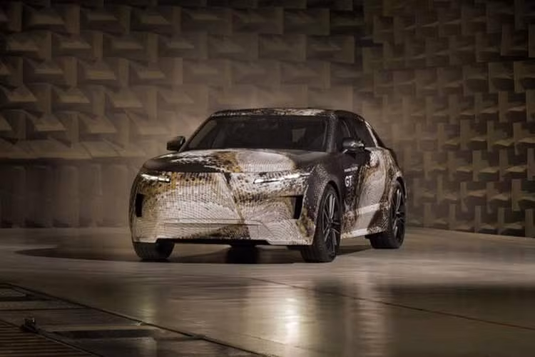 Range Rover vừa chính thức xác nhận sự xuất hiện của mẫu xe thứ năm trong danh mục sản phẩm mang tên Range Rover GT. Đây cũng là mẫu xe thuần điện đầu tiên của thương hiệu được phát triển trên nền tảng EMA hoàn toàn mới và dự kiến sẽ được công bố đầy đủ vào cuối năm nay.