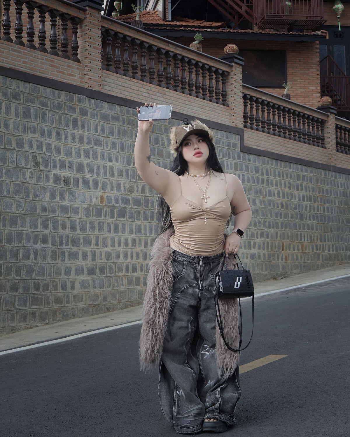 Cố Hữu Vi, sinh năm 1998, quê Lâm Đồng. Cô nàng luôn tự tin với sắc vóc và phong cách mình theo đuổi.