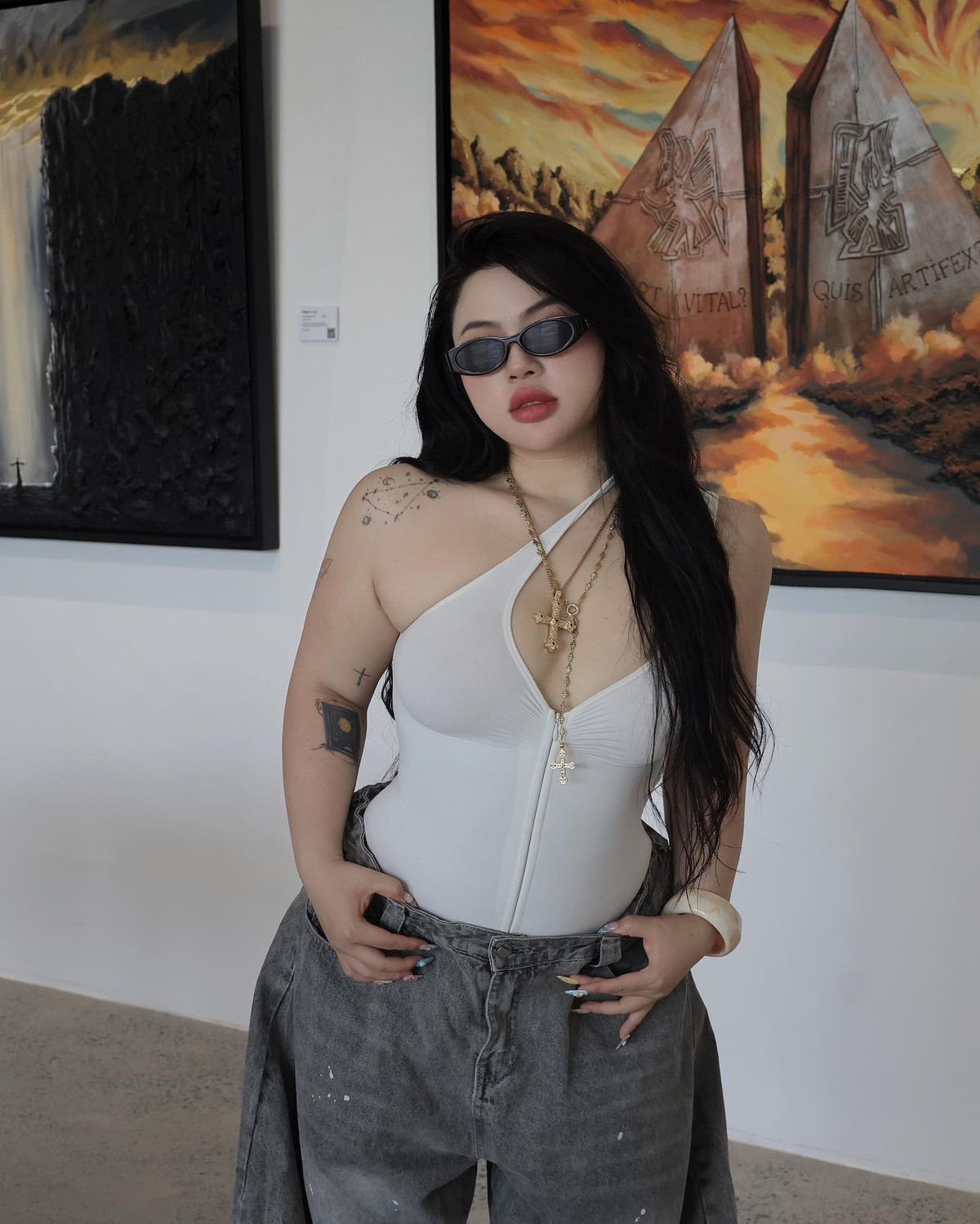 Giữa “rừng gái xinh” theo đuổi nét đẹp “mình hạc xương mai”, sự xuất hiện của Cổ Hữu Vi - một cô nàng mũm mĩm nhưng phong cách và thần thái quyến rũ không thể chê đã thu hút sự chú ý của nhiều người.