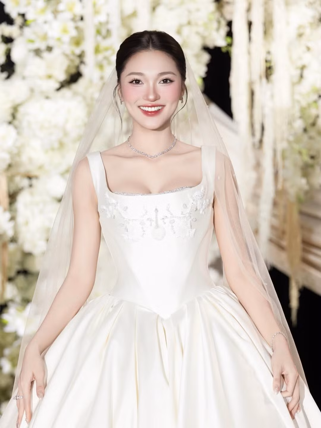 Ở mọi góc máy, Nguyễn Ngọc Nữ đều toát lên khí chất dịu dàng, nữ tính nhưng không kém phần cuốn hút.