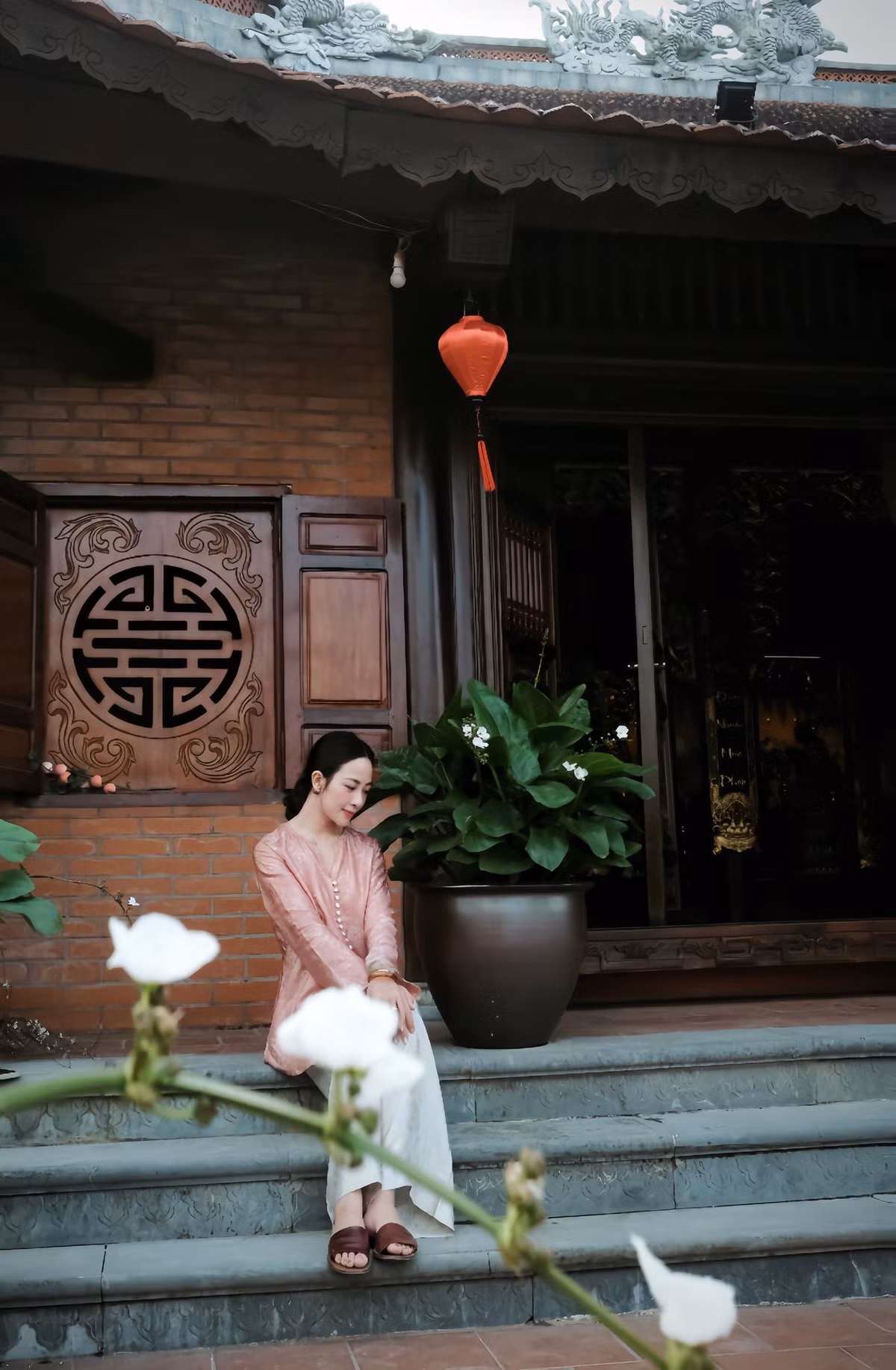 Sau khi lập gia đình, Nhật Linh không tiếp tục theo đuổi ngành giáo dục mà chuyển hướng sang kinh doanh tự do.