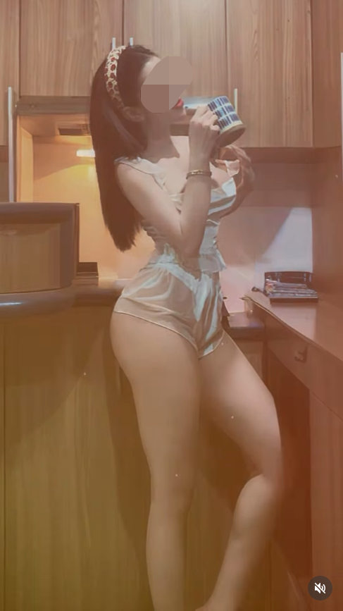 Nhiều ý kiến cho rằng nếu là không gian gia đình, chỉ có người nhà biết thì có thể chấp nhận, nhưng việc đăng tải hình ảnh lên MXH công khai, lại khiến tổng thể trở nên phản cảm.