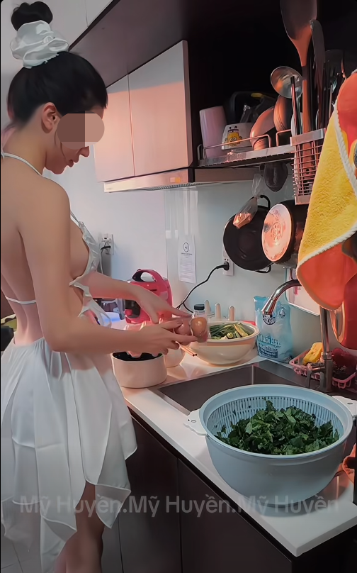 Ý tưởng tưởng chừng rất bình thường, thậm chí còn được nhiều influencer áp dụng để tạo cảm giác đời thường, gần gũi hơn với khán giả. Thế nhưng, điều khiến cư dân mạng "đứng hình" lại nằm ở lựa chọn trang phục của nữ gymer trong clip này.