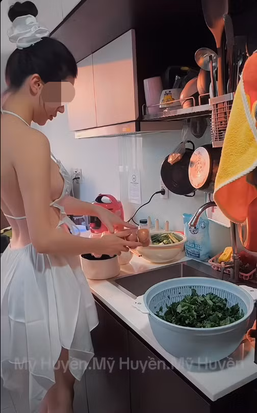 Ý tưởng tưởng chừng rất bình thường, thậm chí còn được nhiều influencer áp dụng để tạo cảm giác đời thường, gần gũi hơn với khán giả. Thế nhưng, điều khiến cư dân mạng "đứng hình" lại nằm ở lựa chọn trang phục của nữ gymer trong clip này.