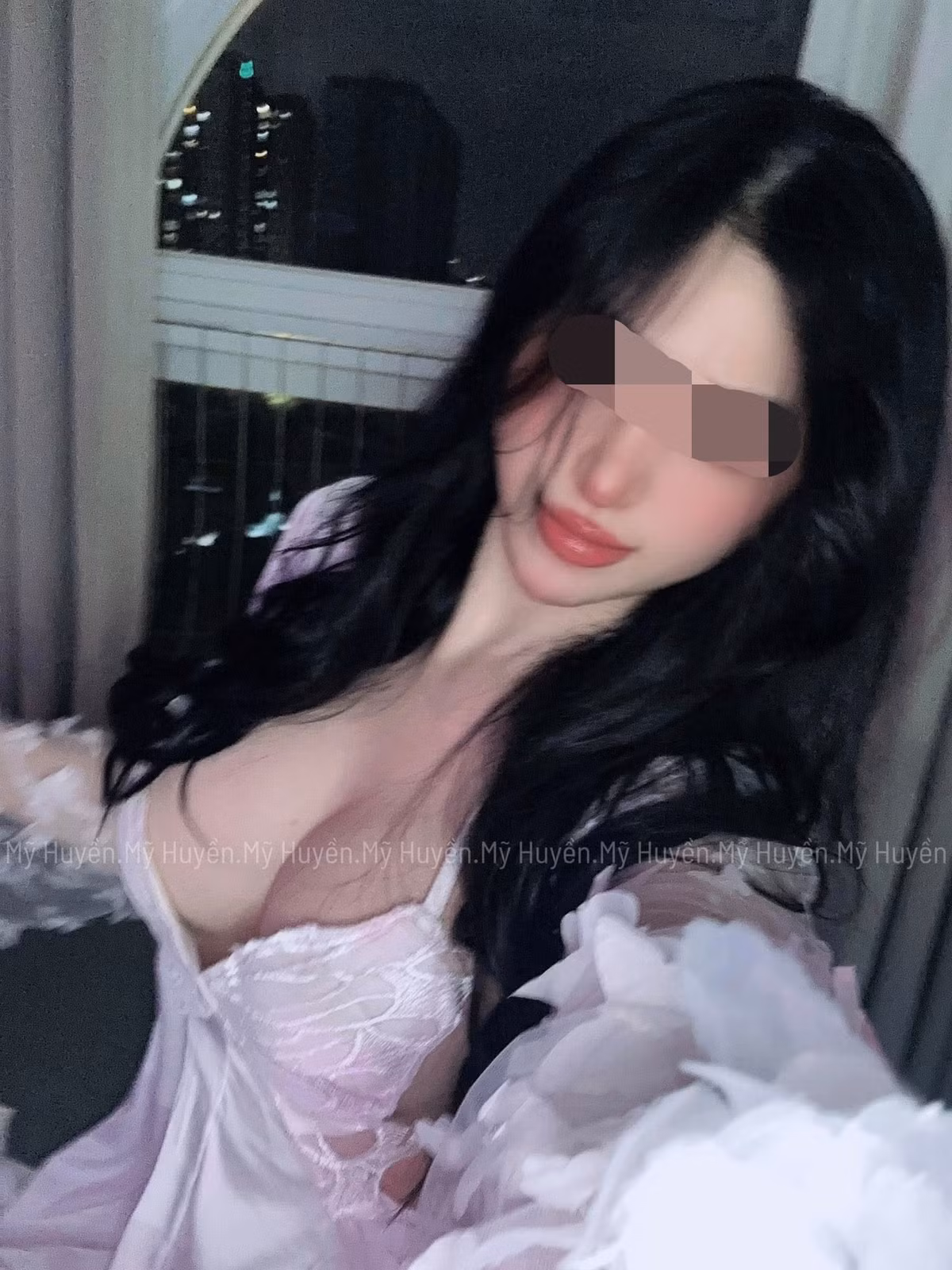 Có thể thấy, việc chuyển hướng sang những nội dung mang tính "khoe da thịt" quá đà khiến không ít fan cũ cảm thấy ngán ngẩm, cho rằng cô đang đánh mất chất riêng để chạy theo lượt tương tác. Rõ ràng, ranh giới giữa gợi cảm và phản cảm trên mạng xã hội ngày càng mong manh.