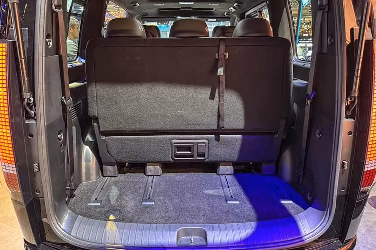 Hyundai Staria EV 2026 có thể di chuyển quãng đường lên đến 248 miles (400 km) trước khi cần sạc lại. Xe có khả năng kéo lên đến 4.409 pound (2.000 kg), có nghĩa là bạn có thể mang theo xe kéo hoặc thuyền của mình đi nghỉ mát.