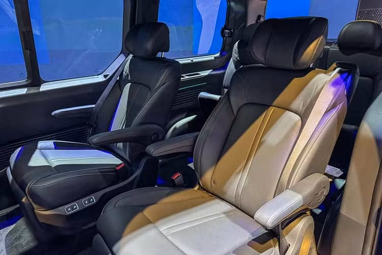 Kiểu dáng thon dài nhưng nhỏ gọn, đường viền thân xe thấp, trần xe cao và cửa sổ lớn mang lại tầm nhìn vượt trội theo mọi hướng. Hai màn hình 12,3 inch hiển thị dữ liệu lái xe cần thiết và cho phép điều khiển các chức năng của xe MPV.