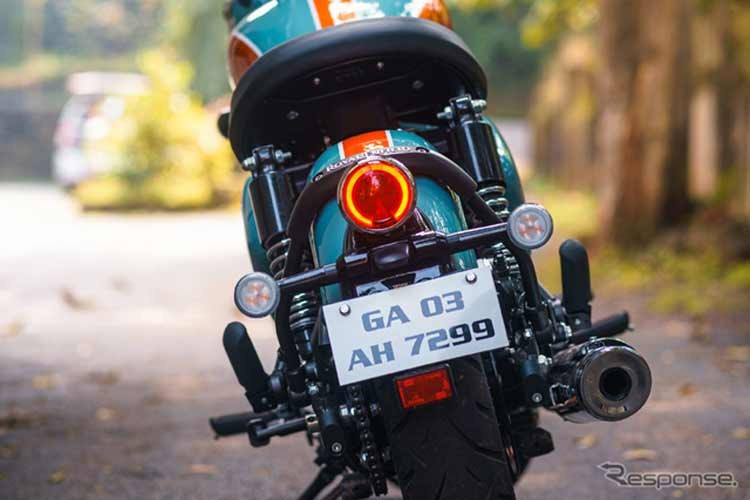 Royal Enfield Goan Classic 350 sở hữu chiều cao yên 805 mm khá dễ chịu cho người dùng có chiều cao vừa phải, yên xe dạng lơ lửng solo khá đẹp mắt. Đèn hậu của xe cũng có thiết kế tròn trịa cổ điển, xe nhan tách riêng.