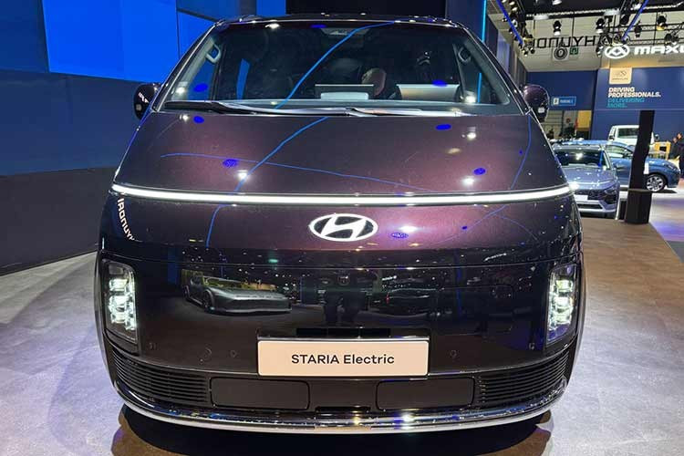Mẫu xe điện Hyundai Staria sẽ được sản xuất tại nhà máy của Hyundai Motor ở Ulsan, Hàn Quốc, và dự kiến ​​sẽ có mặt tại các thị trường châu Âu và nội địa trong nửa đầu năm nay. Các thị trường khác sẽ được bán ngay sau đó, hiện mức giá xe chưa được công bố chính thức.