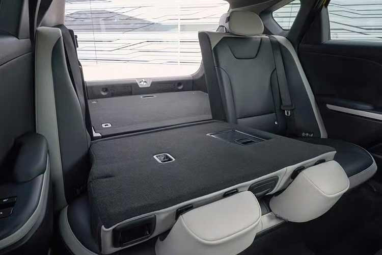 Còn về không gian chứa hành lý thì sao? Đây chính là điểm mạnh của K4 Sportswagon. Xe có dung tích khoang hành lý lên đến 604 lít, nhiều hơn 166 lít so với phiên bản hatchback. Và đúng vậy, xe có chức năng mở cốp điện, giúp bạn thao tác rảnh tay.