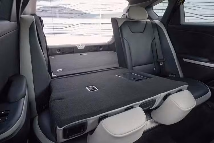 Còn về không gian chứa hành lý thì sao? Đây chính là điểm mạnh của K4 Sportswagon. Xe có dung tích khoang hành lý lên đến 604 lít, nhiều hơn 166 lít so với phiên bản hatchback. Và đúng vậy, xe có chức năng mở cốp điện, giúp bạn thao tác rảnh tay.