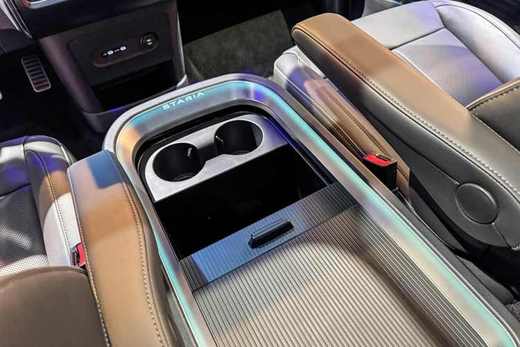 Người ngồi trong xe sẽ được hưởng lợi từ sự hiện diện của các cổng USB công suất cao, hệ thống cấp điện từ xe đến tải để cung cấp năng lượng cho các thiết bị ngoài trời và giải trí, cùng không gian chứa đồ rộng rãi trên xe.