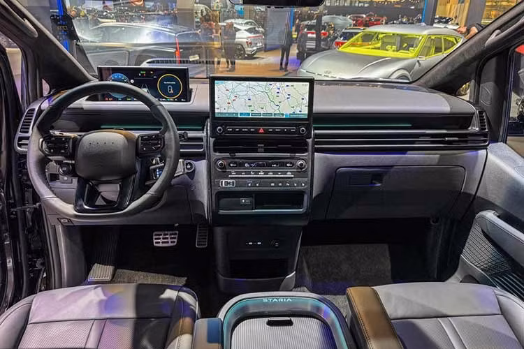 Hơn nữa, độ ồn và độ rung rất thấp của hệ thống truyền động điện cho phép người ngồi trong xe tận hưởng sự thoải mái về âm thanh tuyệt vời. Hyundai đã thực hiện những cải tiến về cấu trúc hệ thống treo và bổ sung thêm vật liệu cách âm để làm cho cabin yên tĩnh hơn, đặc biệt là ở tốc độ cao trên đường cao tốc.