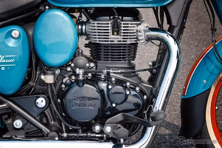 Chiếc môtô này được trang bị động cơ xi-lanh đơn 349cc làm mát bằng không khí/dầu quen thuộc, sản sinh công suất 20,2 mã lực và mô-men xoắn cực đại 27Nm. Động cơ vẫn được kết hợp với hộp số 5 cấp.