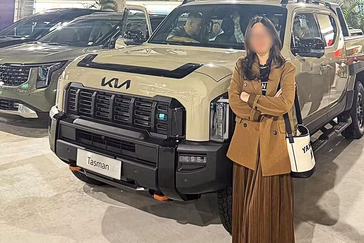 Mẫu xe bán tải Kia Tasman xuất hiện tại Việt Nam này thuộc phiên bản off-road X-Pro, phủ màu Tan Beige. Khi bán ra tại thị trường Việt, Tasma sẽ cạnh tranh với Ford Ranger, Toyota Hilux, Mitsubishi Triton, Nissan Navara, Isuzu D-Max…