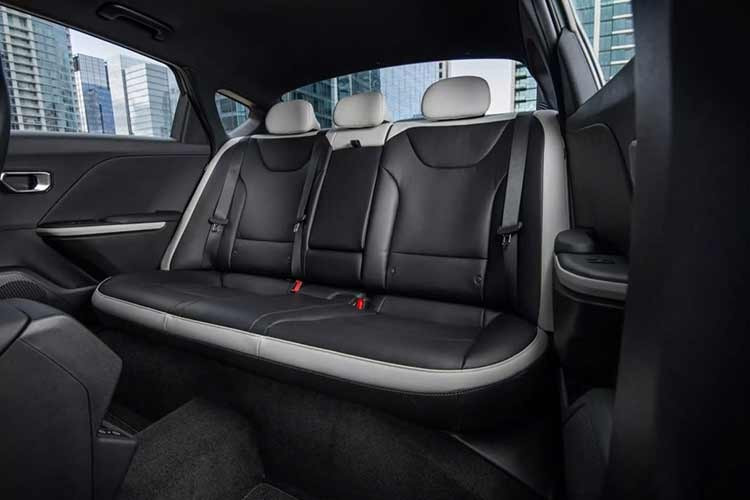 Về mặt hình ảnh, đây gần như chỉ là một chiếc hatchback K4 được kéo dài, với những yếu tố đặc trưng tương tự như tay nắm cửa sau ẩn, nhưng cũng có đồ họa cột C độc đáo, thiết kế đuôi xe được tạo hình, cùng nhiều chi tiết màu đen bóng độc quyền nếu bạn chọn phiên bản GT-Line.