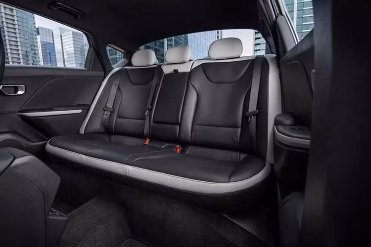 Về mặt hình ảnh, đây gần như chỉ là một chiếc hatchback K4 được kéo dài, với những yếu tố đặc trưng tương tự như tay nắm cửa sau ẩn, nhưng cũng có đồ họa cột C độc đáo, thiết kế đuôi xe được tạo hình, cùng nhiều chi tiết màu đen bóng độc quyền nếu bạn chọn phiên bản GT-Line.